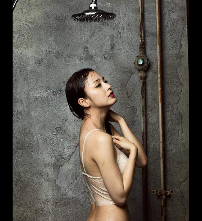 Đây là một lần hiếm hoi người hâm mộ thấy “gái ngoan” của điện ảnh Hàn cởi áo chụp hình.